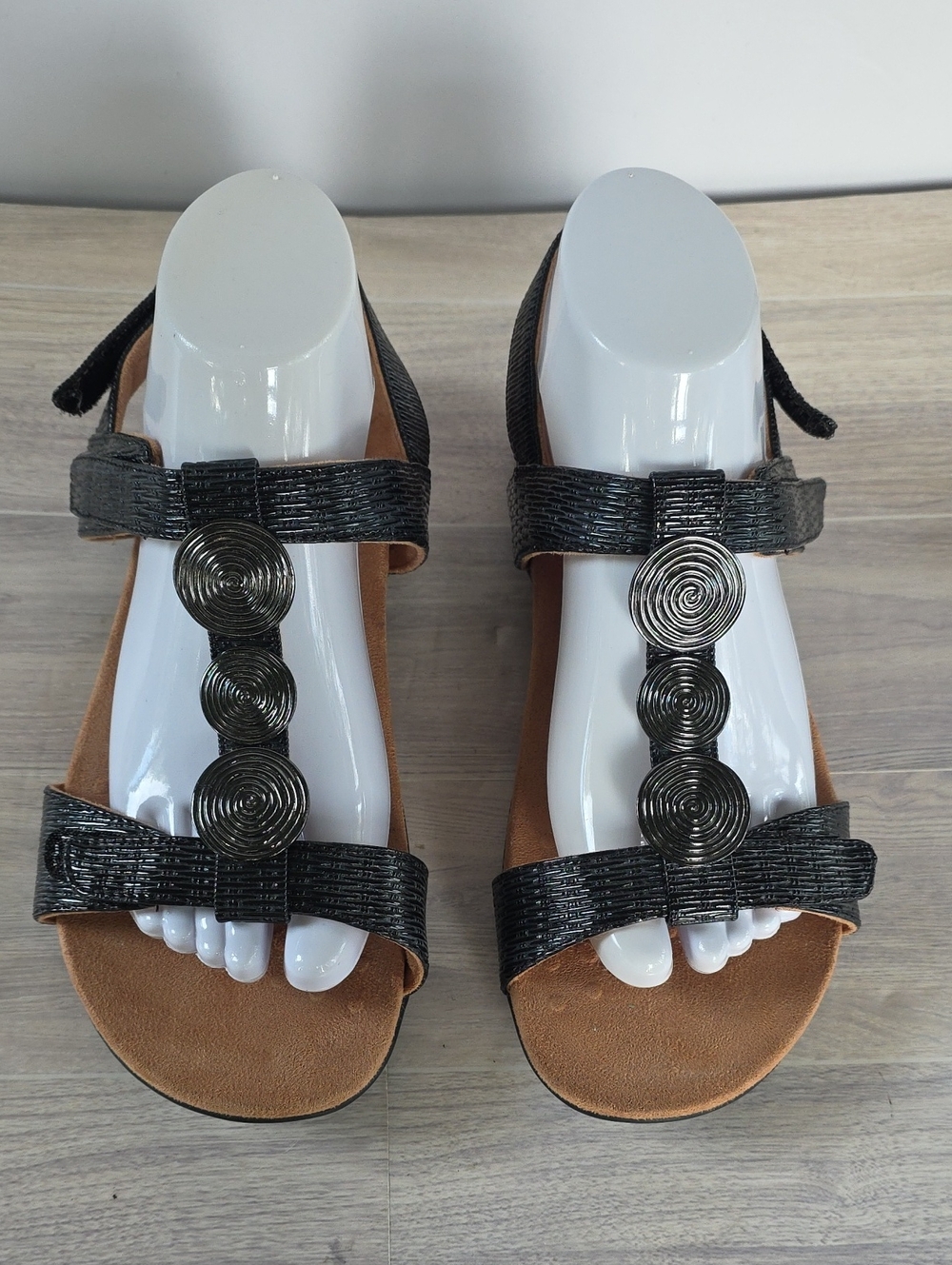 Vionic Farra Black Textured T-Strap Orthotic Sandals Gunmetal Medallions SZ 8.5